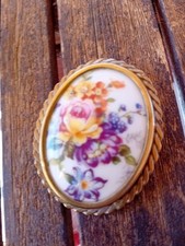 ancienne broche bijoux porcelaine de limoges peinte fleurs diametre 5.5 X 4,5 cm