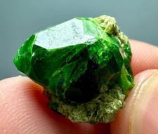 Cristal terminé de Grenat démantoïde sur gangue/3,2 grammes