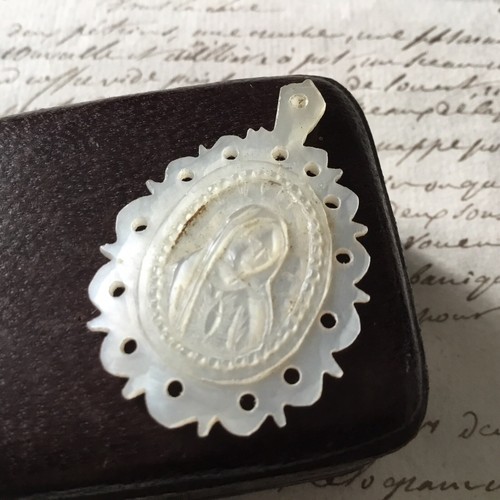 Pendentif reliquaire nacre - reliquaire,