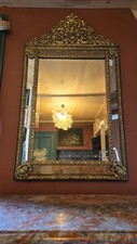 Grand miroir à parcloses et fronton de style XVIIe, Époque Napoléon III.