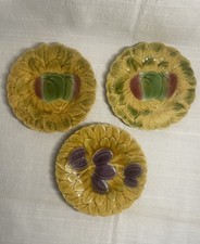 Trois assiettes au fruits en