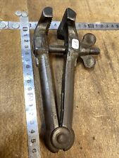 etau outil ancien étau de serrage à mains réf N° 30