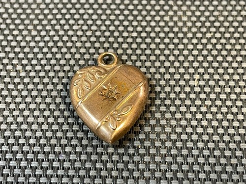 Ancien petit pendentif forme