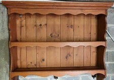 vaisselier style anglais en pin massif ciré bon état ,à suspendre.