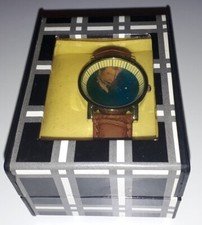 JOHNNY HALLYDAY RARE ANCIENNE MONTRE DANS SA BOITE   PILE A CHANGER