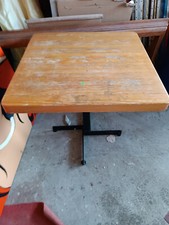 Table harlotte Perriand Le Corbusier design bois métal. Décoration d'intérieur.