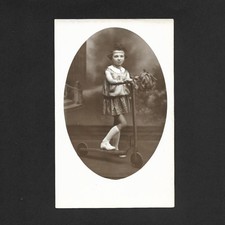 Fille pose tenue majorette