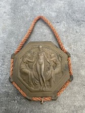 Ancienne Plaque Art Deco Laiton Femme 3 Grâces P Turin Gerbe Or Paris 