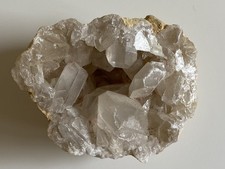 Géode de Célestine blanche 339 grammes 70 X 60 X 50 mm