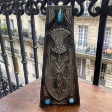 Vase Art Nouveau en étain  Signé & Numéroté  - Cabochons Vert / Bleu Et Grenat