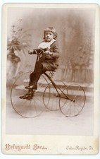 PHOTO CABINET Weingartl Bros, un garçon tricycle vélo ancien vélocipède TRIKE