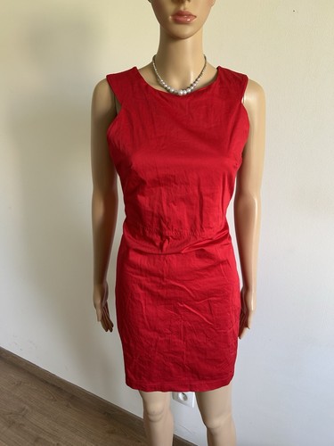 Robe rouge sans - , manches