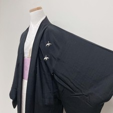 Kimono Haori brodé paysage de montagne en soie noire Japon (K311)