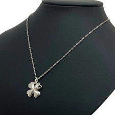 Collier pendentif trèfle