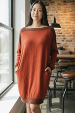 Jolie robe pull rouge foncé