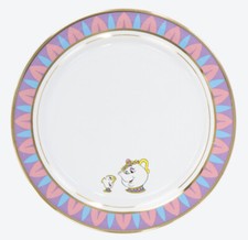 Assiette neuve de vaisselle