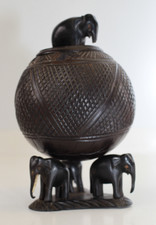 Pot couvert à épices ou onguent en bois sculpté décor d'éléphants