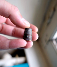 Vintage Ancien Dé a Coudre Relief Couture LOUIS D'OR Cablé 2x1cm