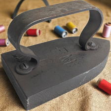 Fer à repasser ancien fonte FM 6 XIXe début XXe siècle collection décoration