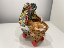 Poupée plastique 7 cm + lit poupée 12 x 9 x 7 cm - état voir photos