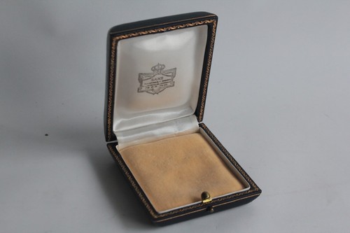 Ancien écrin pour bijoux - , cuir