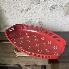 Ancienne corbeille à pain en tole émaillée rouge fleurie.