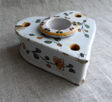 ANCIEN ENCRIER EN FAÏENCE DE NEVERS - FORME COEUR - AVEC SON RÉSERVOIR - XVIIIe