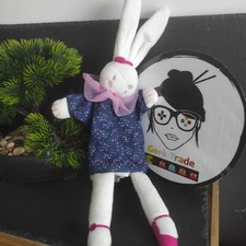 Doudou lapin blanc bleu rose