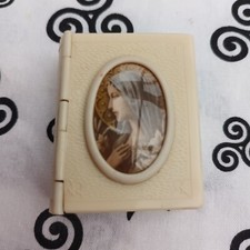 Chapelet perles de nacre et métal argenté dans sa boîte