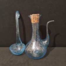 Une carafe et une louche "Biot" en verre bullé bleu