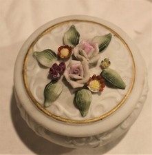 Biscuit de Porcelaine, boite  décor Fleurs