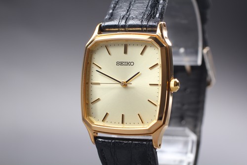 Neuf montre à quartz - à,