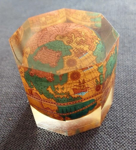 Presse papier mappemonde - presse,