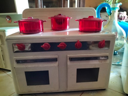 Jouet ancien cuisiniére - jouet,
