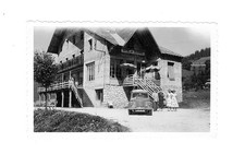 C188 Renault 4CV. Groupe, Hôtel des Skieurs, France 1955. Photo argentique