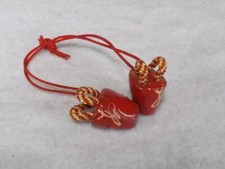 netsuke miniature Geta rouge en bois / à Kumamoto au Japon