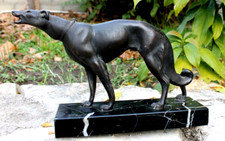 chien en régule sur marbre un