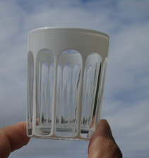 Gobelet en cristal de Saint Louis doublé blanc  Haut. 7 cm - Diam buvant 5,5 cm