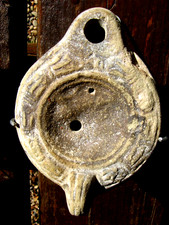 LAMPE A HUILE ROMAINE A DECOR -LIEVRE  AVEC SOCLE EXPO