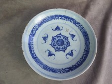 ASSIETTE CREUSE ancienne, à décor blanc-bleu, Extrême Orient.