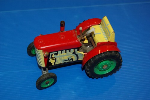 Vieux tracteur kon tôle - en, à