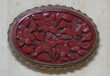 clip de robe en cinabre gravé d'un oiseau volant dans un décors végétal