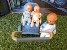Petit lot ancien composé de 3 poupons allemands et d'une poussette en plastique