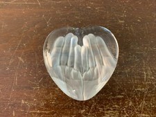 2 presses papier 'le cœur sur la main' en cristal Daum France (prix à la pièce)