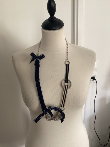 Collier bleu marine façon