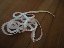 RUBAN DECORATIF - BLANC - SEQUINS - dimensions 100 cm * 0,5 cm