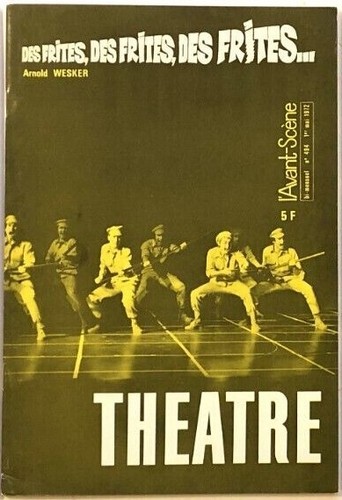 Avant scène des - (theÂtre), l'avant-scène.