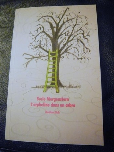 Orpheline dans arbre - arbre,