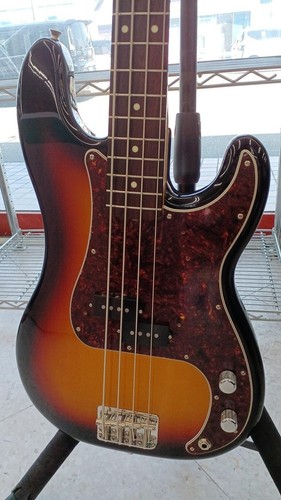 Traditionnelle basse - (fender),