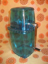 Ancien BROYEUR A GLACE en PLASTIQUE BLEU TURQUOISE TRANSPARENT Moulin à Glaçons